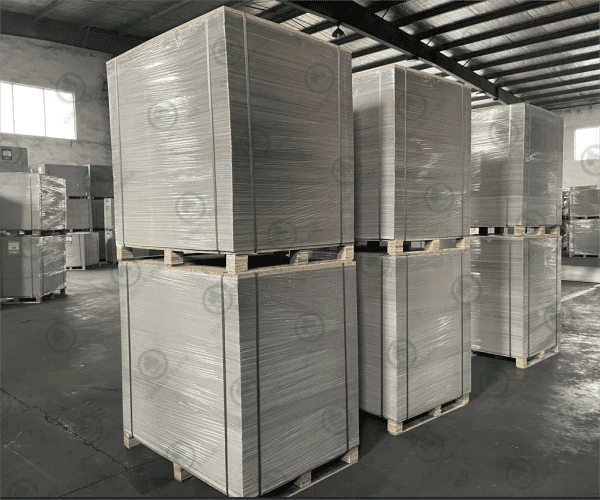 Papan dupleks dengan belakang abu-abu