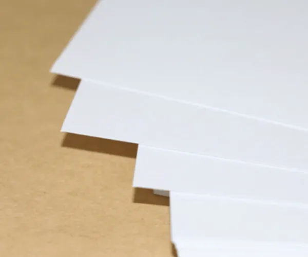 Sifat kertas mana yang mempengaruhi variasi warna dalam pencetakan?